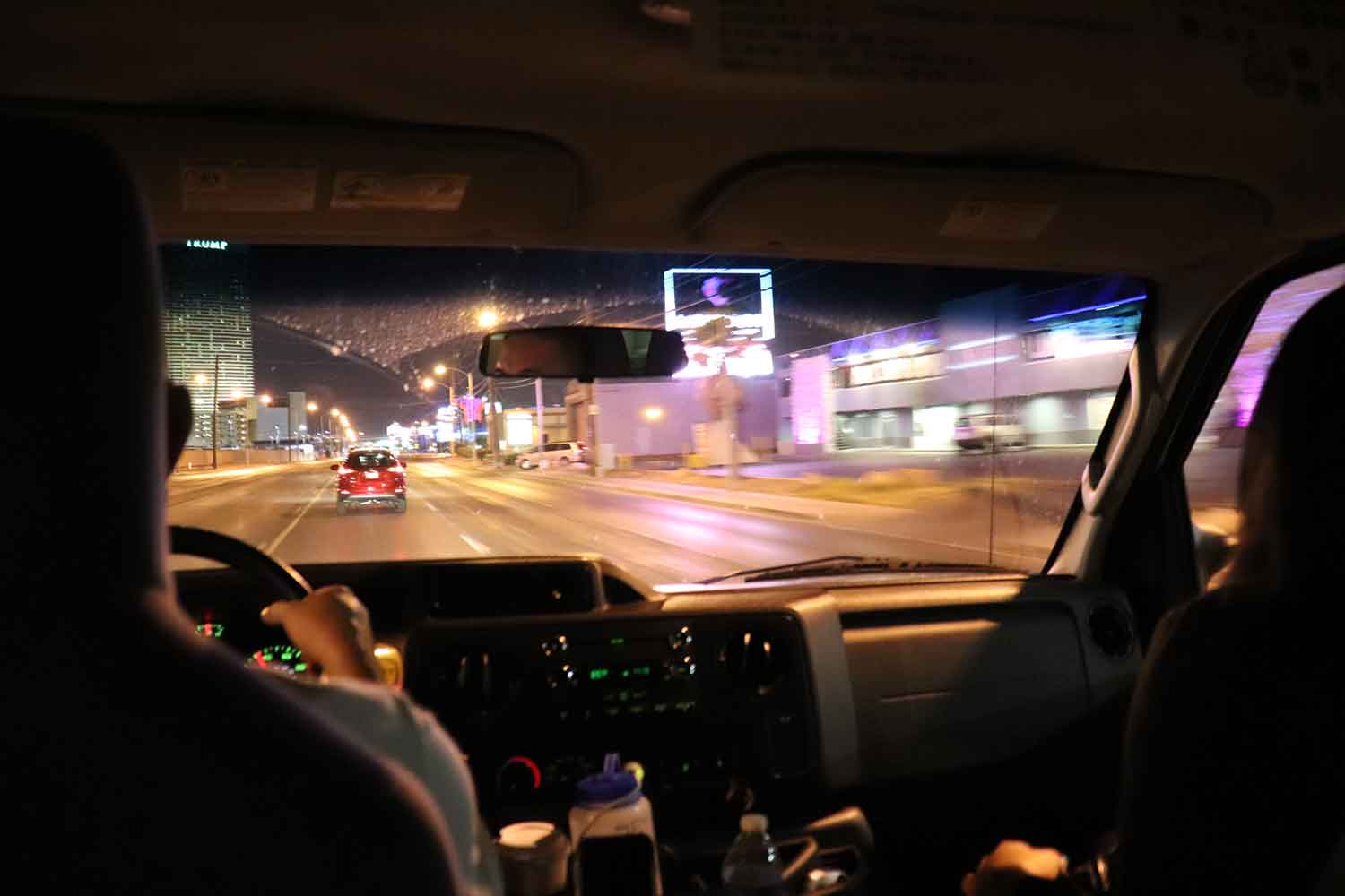 海外のタクシーの車内 〜 画像5