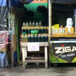 【画像】地元系のジュースかと思ったらまさかの！　ジャカルタの商店に並べられた「瓶」はなんと「ガソリン」だった 〜 画像1