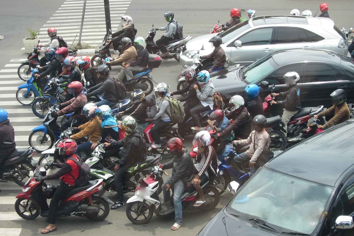 インドネシアの二輪車の大群 〜 画像2