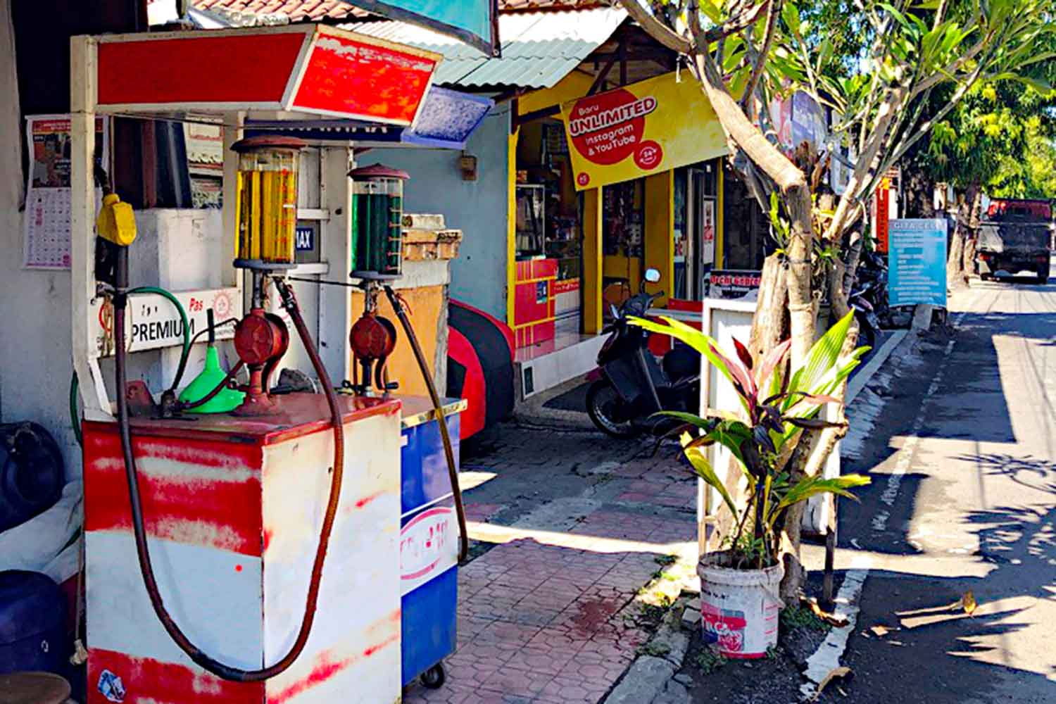 インドネシアの街中に設置されている給油機 〜 画像3