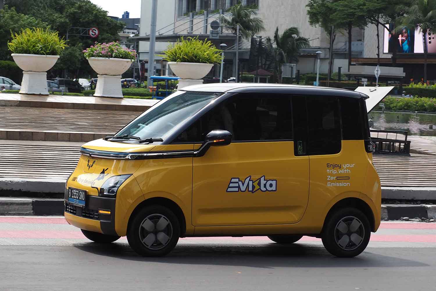 ジャカルタ市内を走行するウーリン・エアEVのサイド 〜 画像3