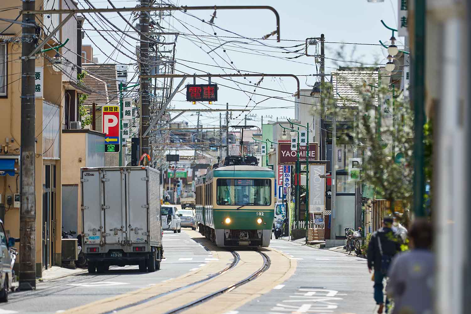街中を運行する江ノ島電鉄