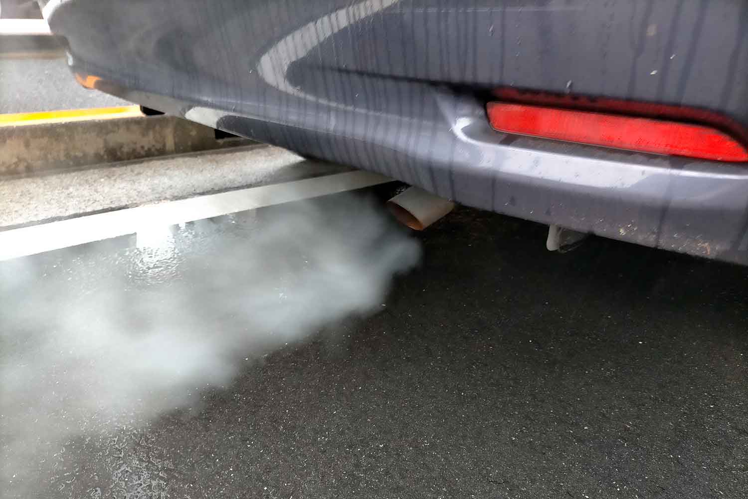 白煙を排出している自動車