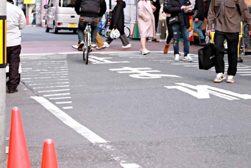 歩行者も自転車も免許はなくてもルールはある！　クルマ視点で年中見かける「危険行為」に要注意