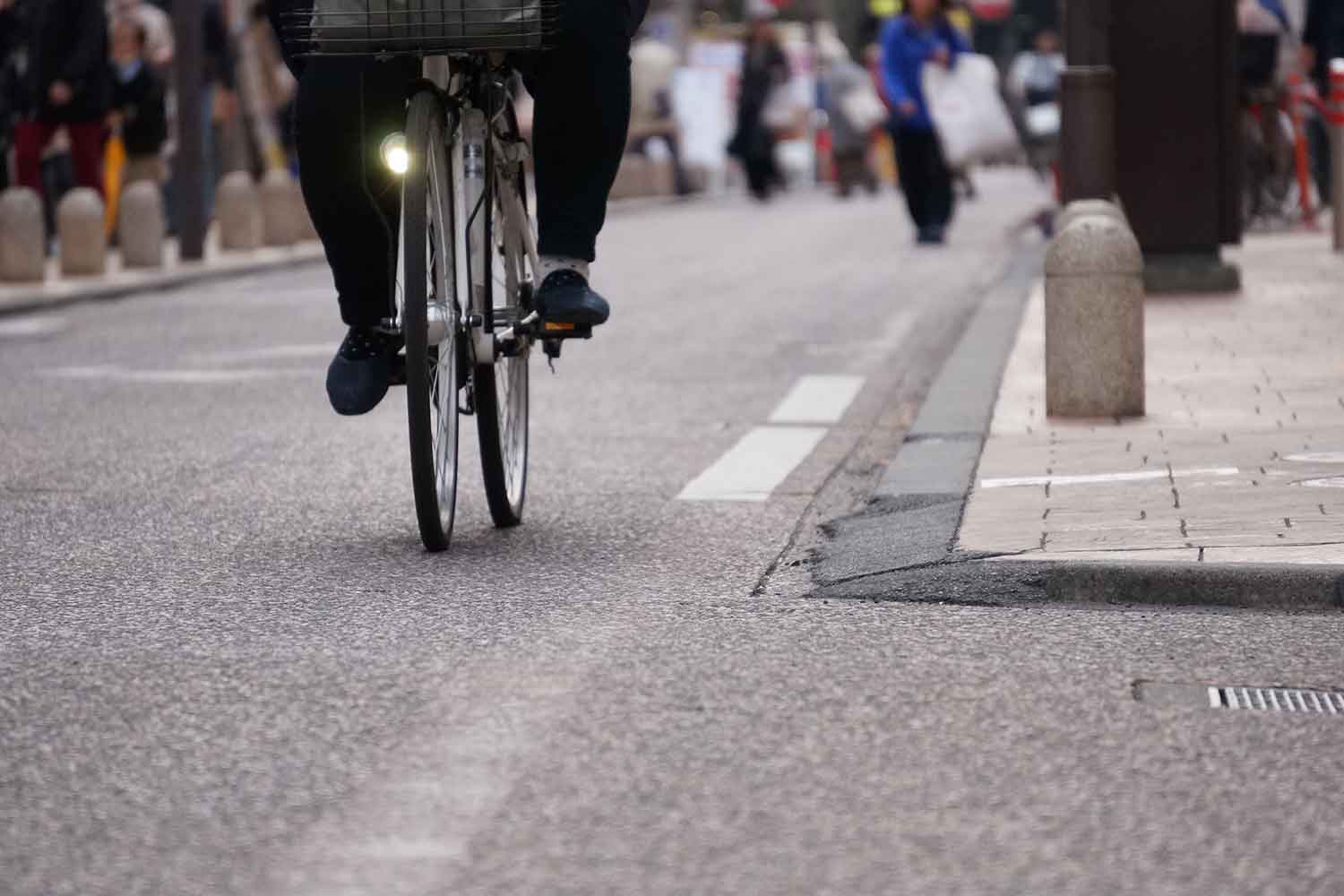 自転車が道路を通行している様子 〜 画像6