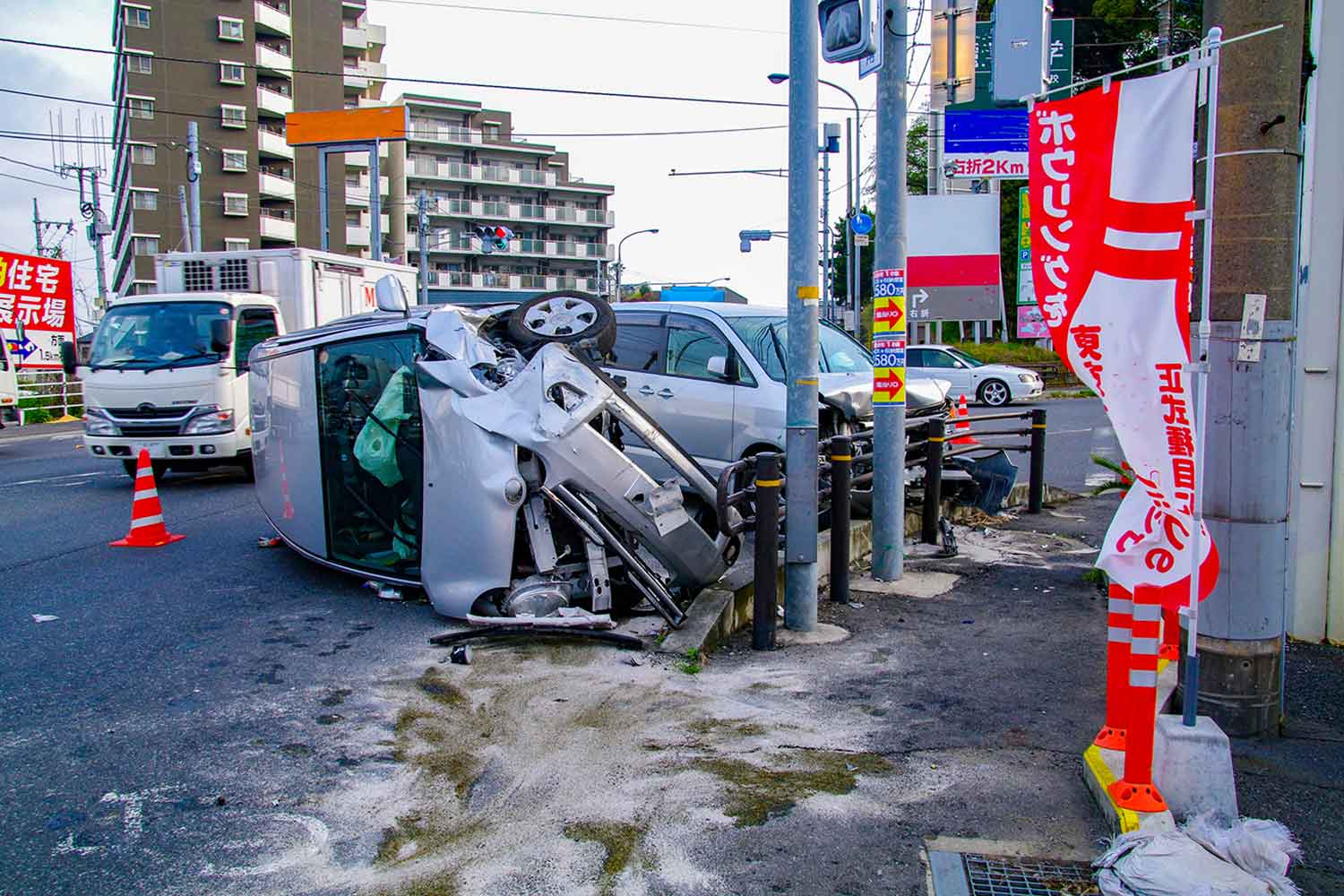 交差点内での交通事故の様子 〜 画像7