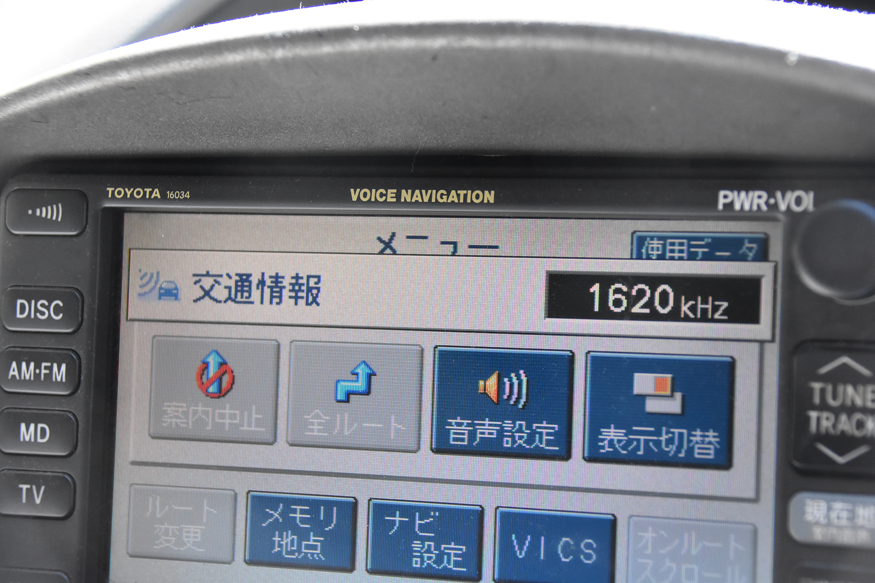 1620kHzに設定された車載のラジオ