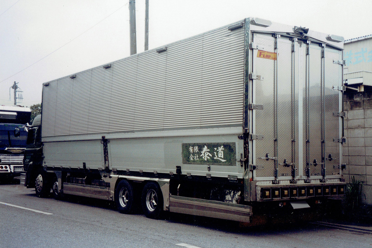 いま大型トラックは小径タイヤが人気！　どんどん大径化する乗用車とは真逆のトレンドなワケ？