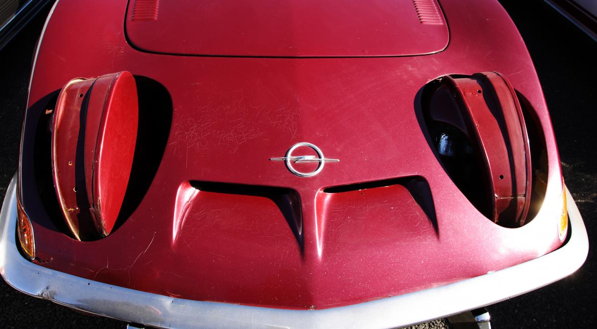 トヨタ2000GTに見た目も名前もソックリなオペル1900GT！　でもこんな横回転式ヘッドライトは唯一無二!!