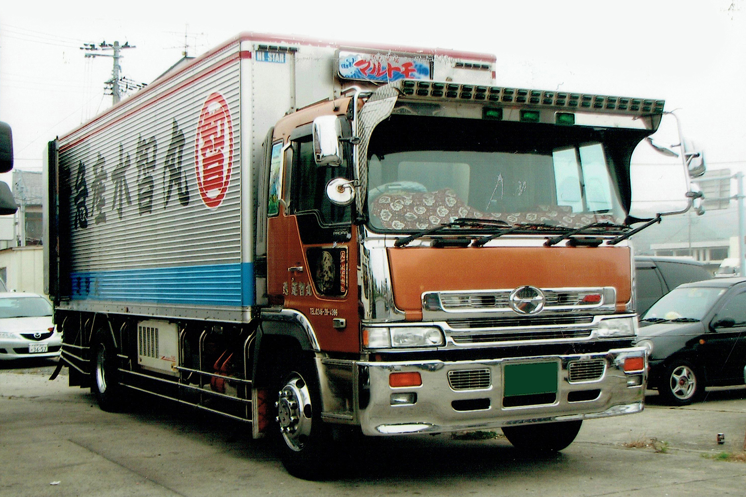 大型トラックの「タイヤの数」と「位置」に注目すると面白さ倍増！　いまの流行は「運転しづらい」４軸低床だった