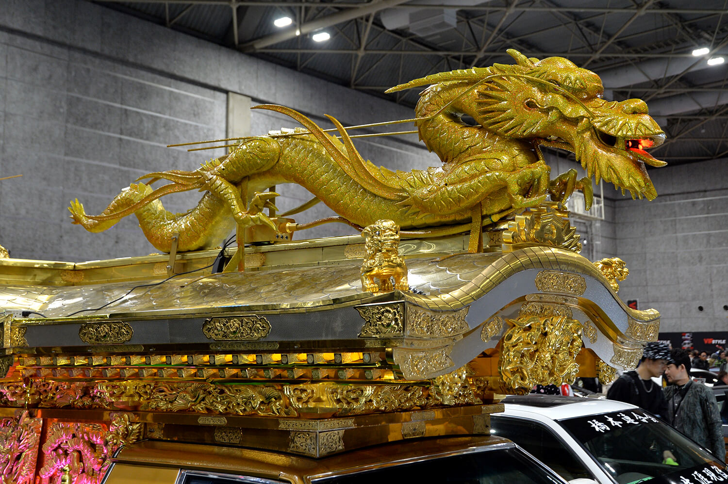 「84スペシャル」が展示した霊柩車の龍の装飾 〜 画像4