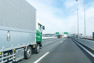 トラックの高速道路での最高速度が90km／hに！　規制緩和の狙いとは？