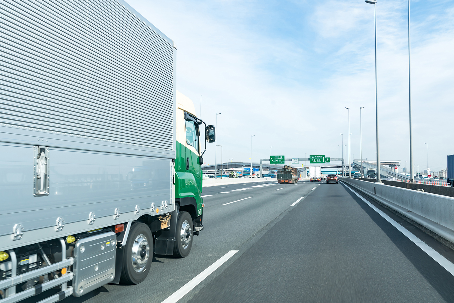 トラックの高速道路での最高速度が90km／hに！　規制緩和の狙いとは？