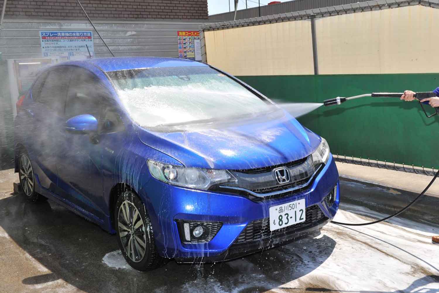 屋外での洗車の様子