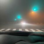 【画像】クルマで走行中に霧や吹雪で前が見えない！　いくらハザードを点けても「その場で停車」は危険だった 〜 画像1