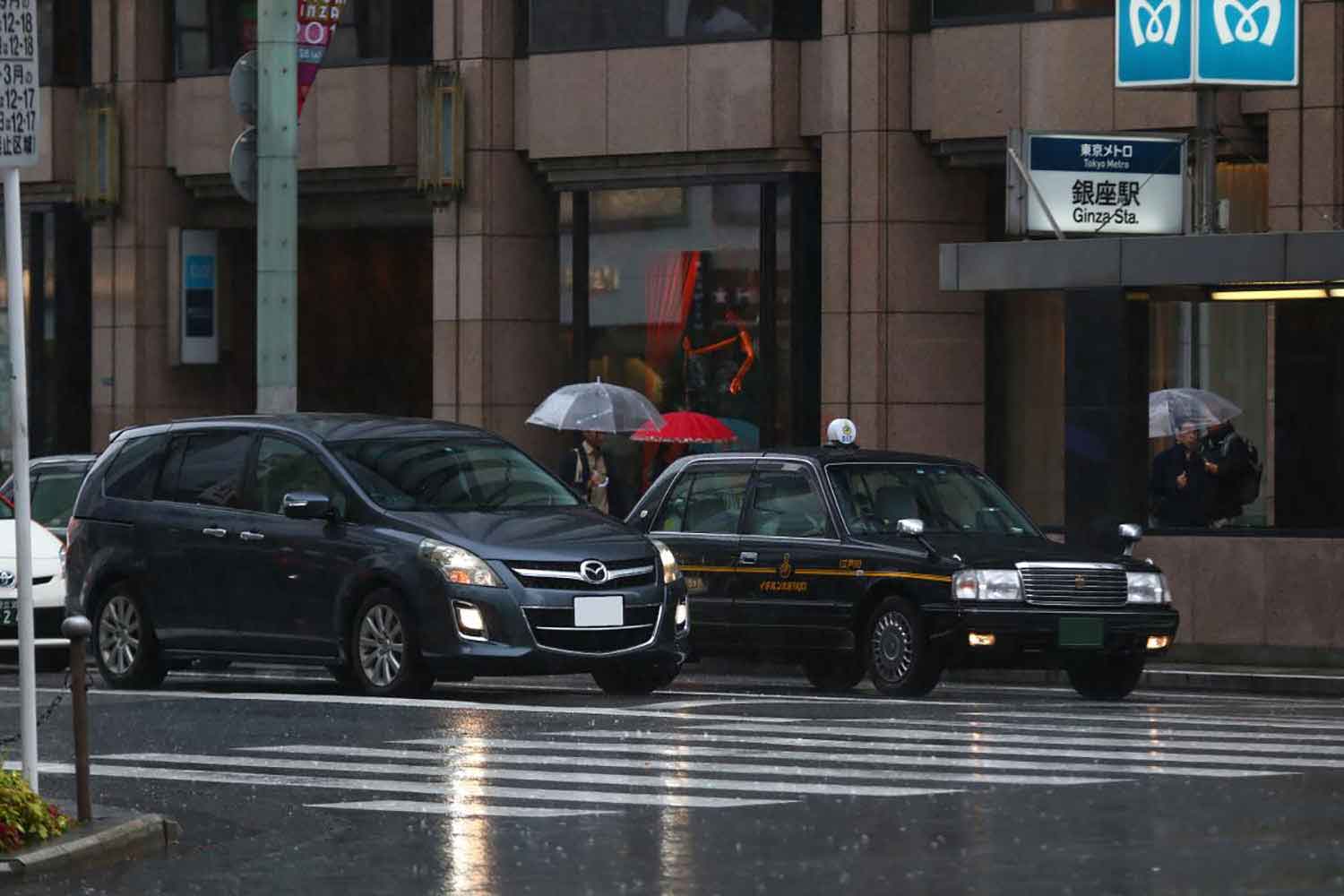 横断歩道の手前で停車しているタクシー 〜 画像4