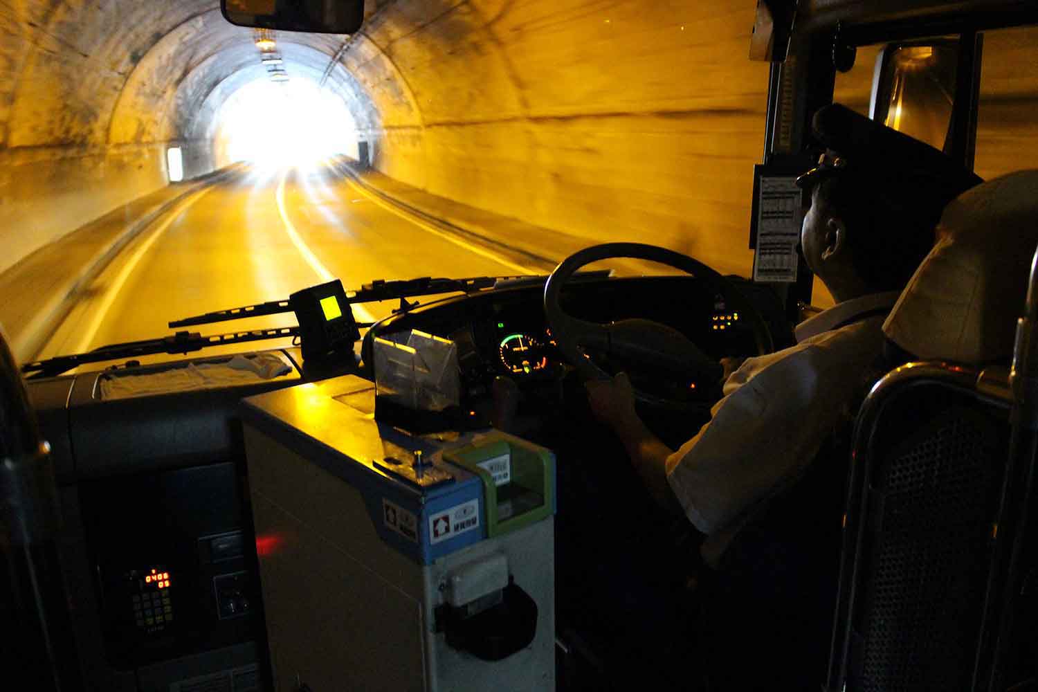トンネル内を走行する路線バスの車内 〜 画像6