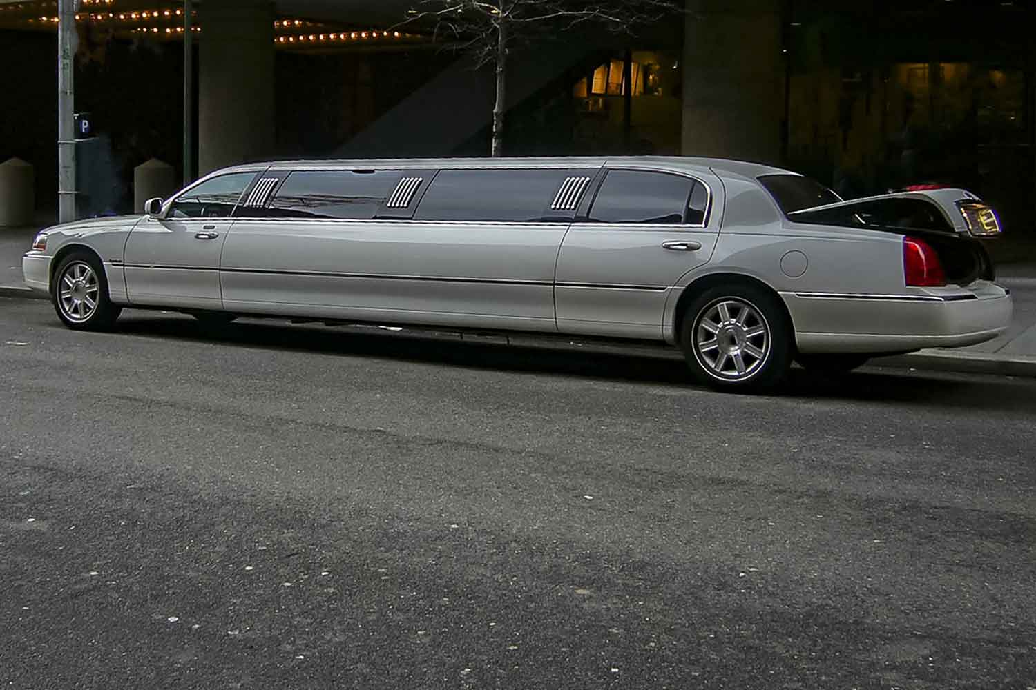 ホテルの前で停車しているリムジンのイメージ