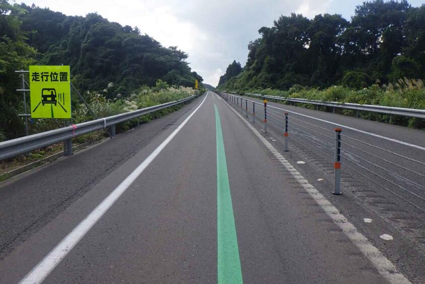 最近登場した車線の中央に引かれた「緑の線」！　これはどう通行するのが正解？　どんな意味がある？