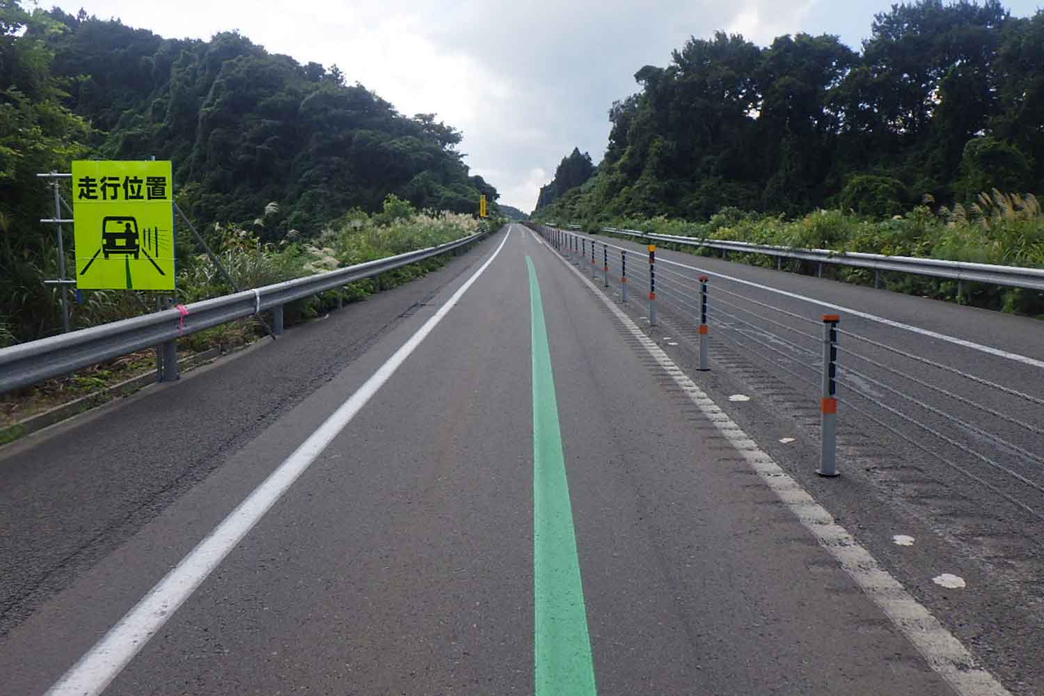 最近登場した車線の中央に引かれた「緑の線」！　これはどう通行するのが正解？　どんな意味がある？