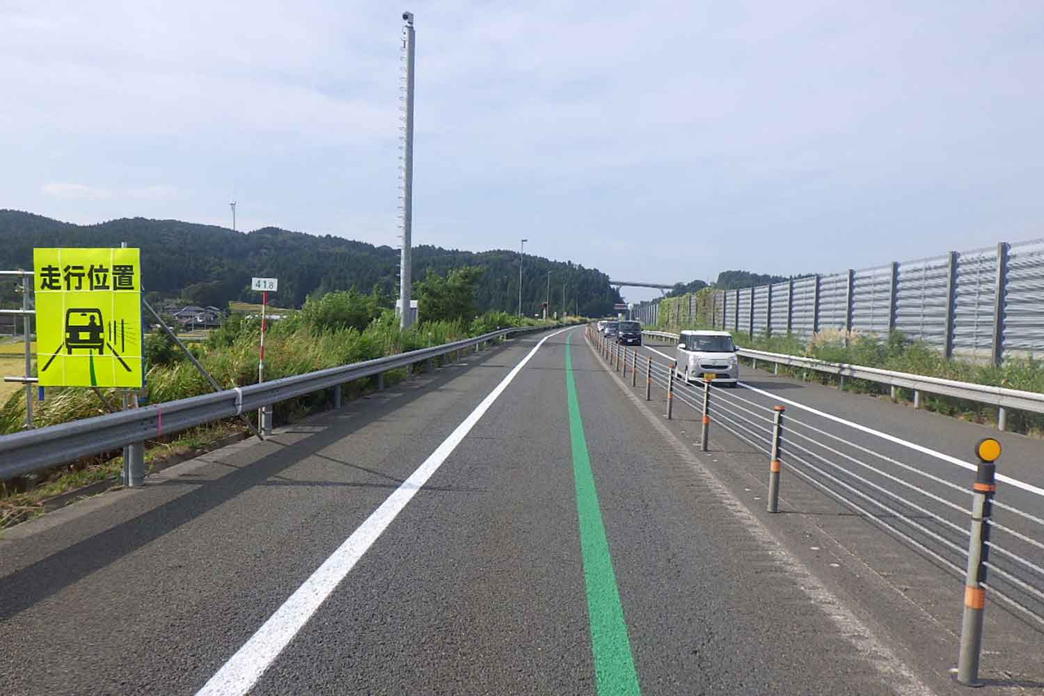 車両誘導線が設けられた日本海東北道の区間