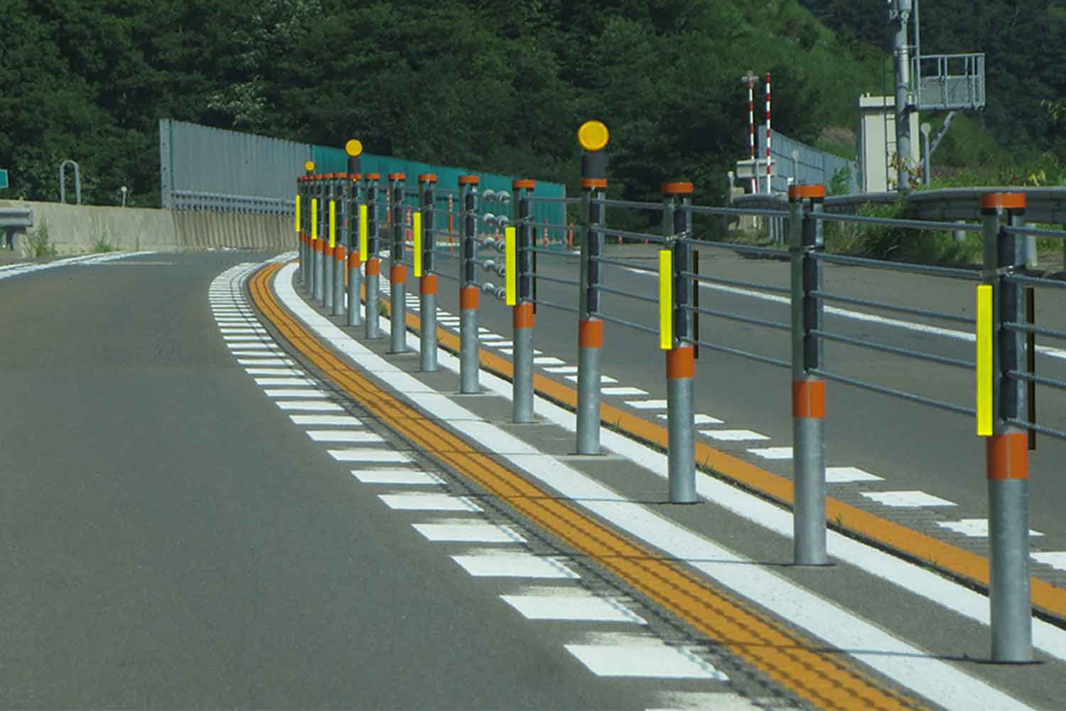 高速道路のワイヤーロープ式防護柵 〜 画像4