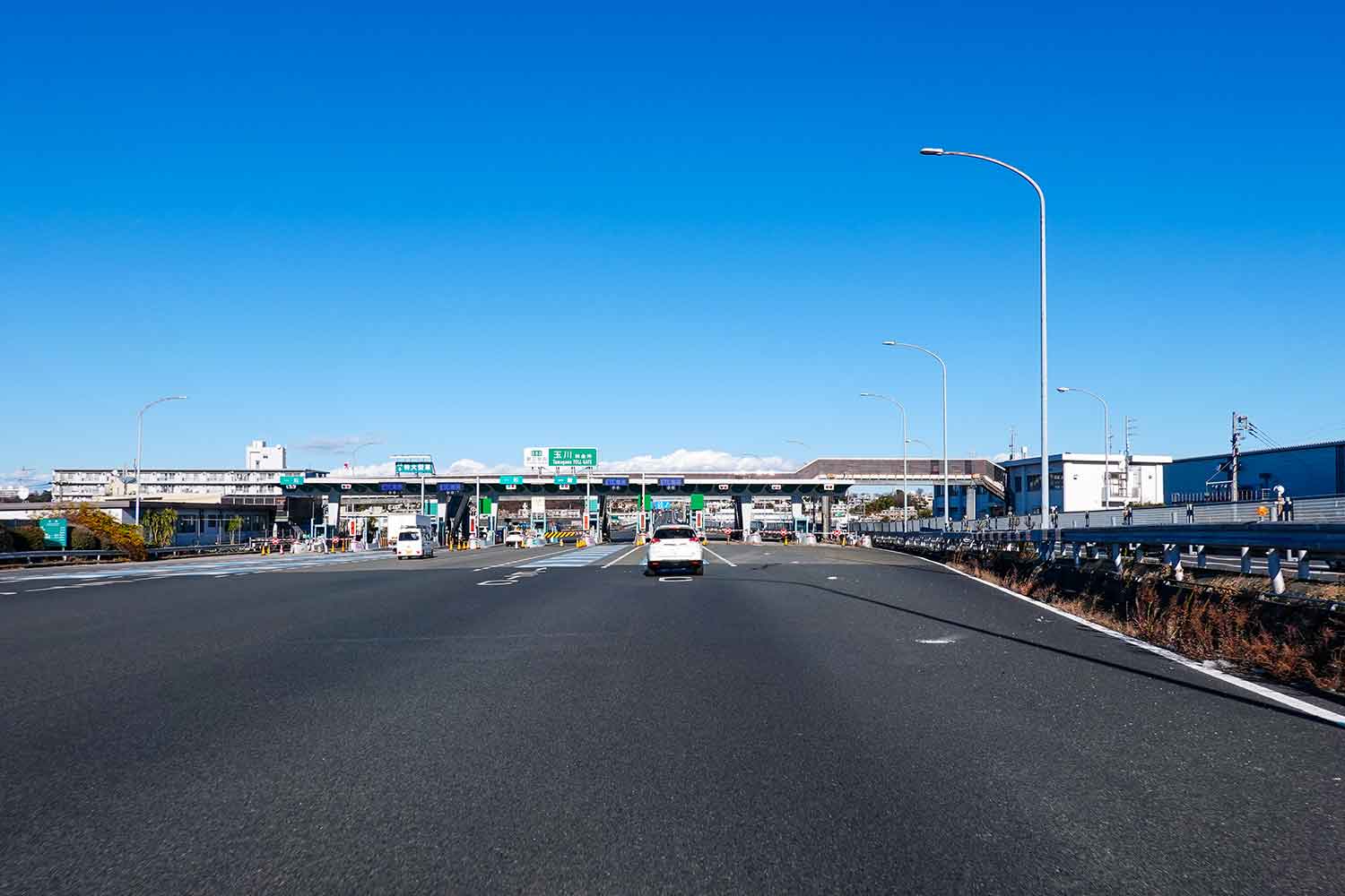 高速道路の料金所前後のスペースにクルマを停車させるのは違法だった 〜 画像1