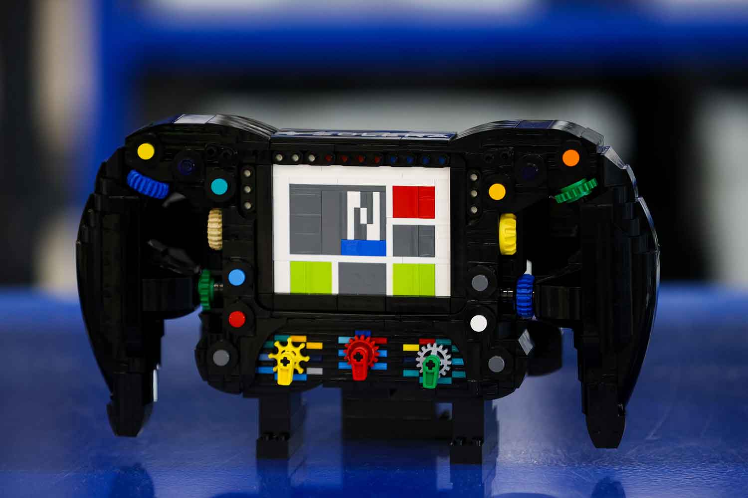「レゴ テクニックブース」で公開された「LEGO MERCEDES-AMG PETRONAS F1 W14 E PERFORMANCE」の実物大モデルのステアリングホイール