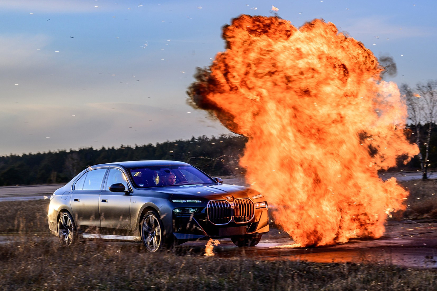 模擬銃撃戦までやるってミッションインポッシブルかよ!?　BMWの要人警護ドライビングレッスンが想像の斜め上すぎる！