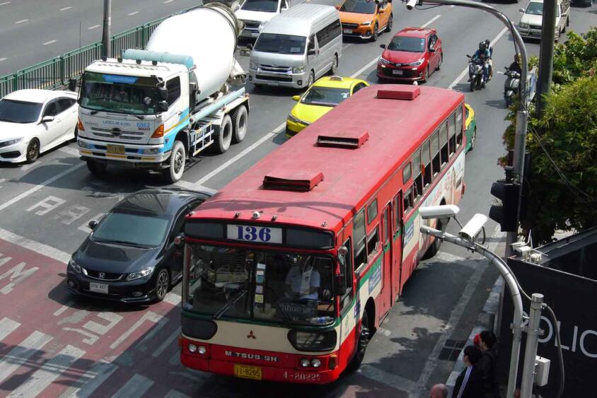 バスのBEV化が急激に進むタイで生き残る激安の「赤バス」！　「アジア感」たっぷりのエアコンレスの古いバスは消滅の危機