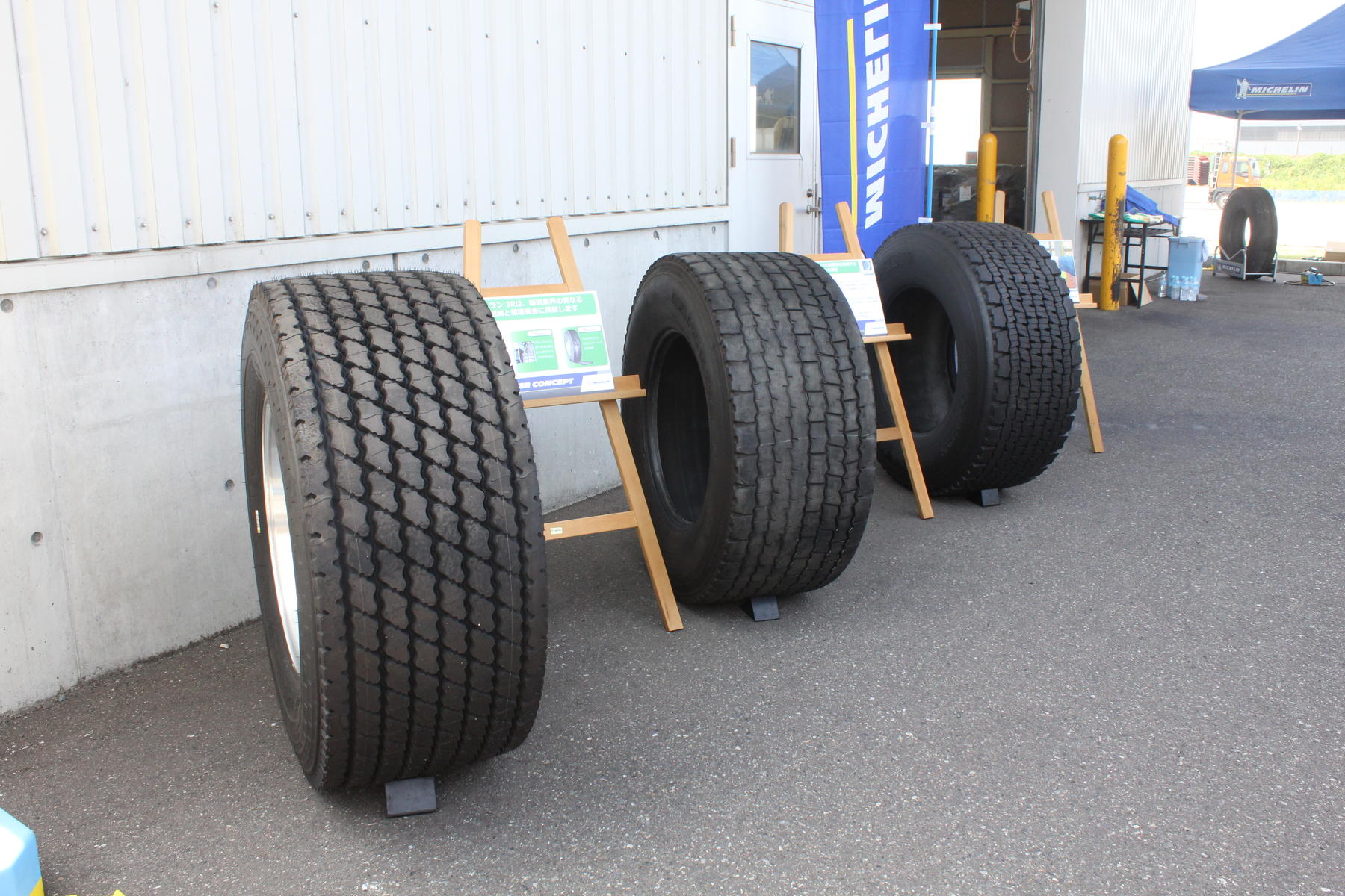 表面を何度も張り替えて使うなんて当たり前！　乗用車用をデカくしたものかと思いきや「トラック用タイヤ」はまったく別の性能が込められていた