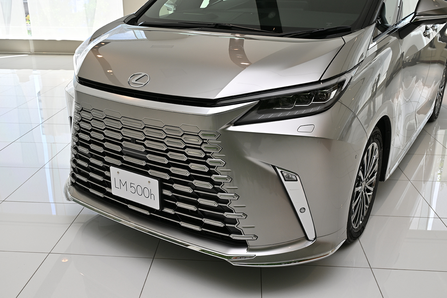 1500万円がバーゲンセールにしか思えない！　個人ユースもアリな６人乗りレクサスLMの詳細リポート