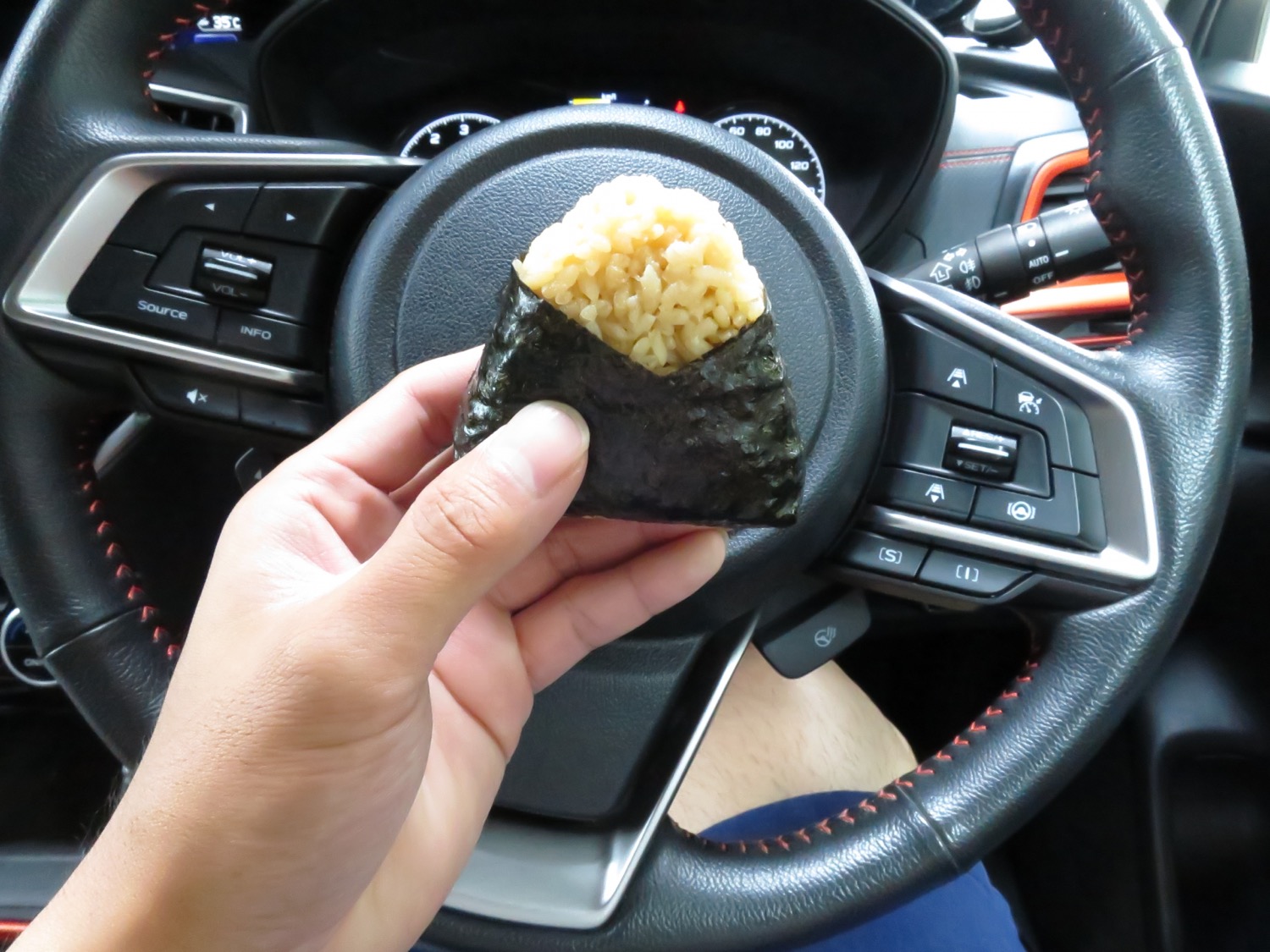 車内での飲食のイメージ