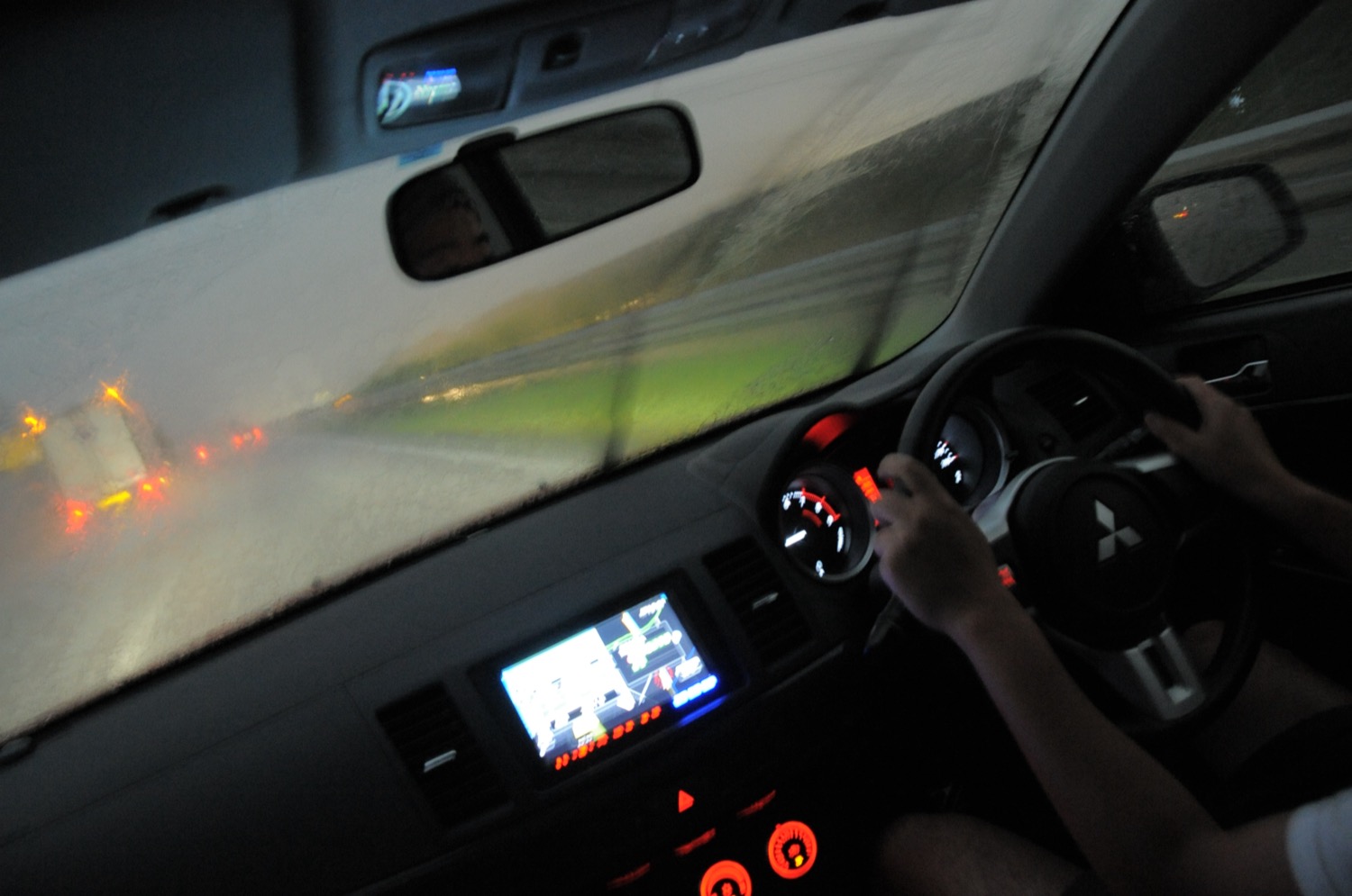 豪雨のなか運転する様子