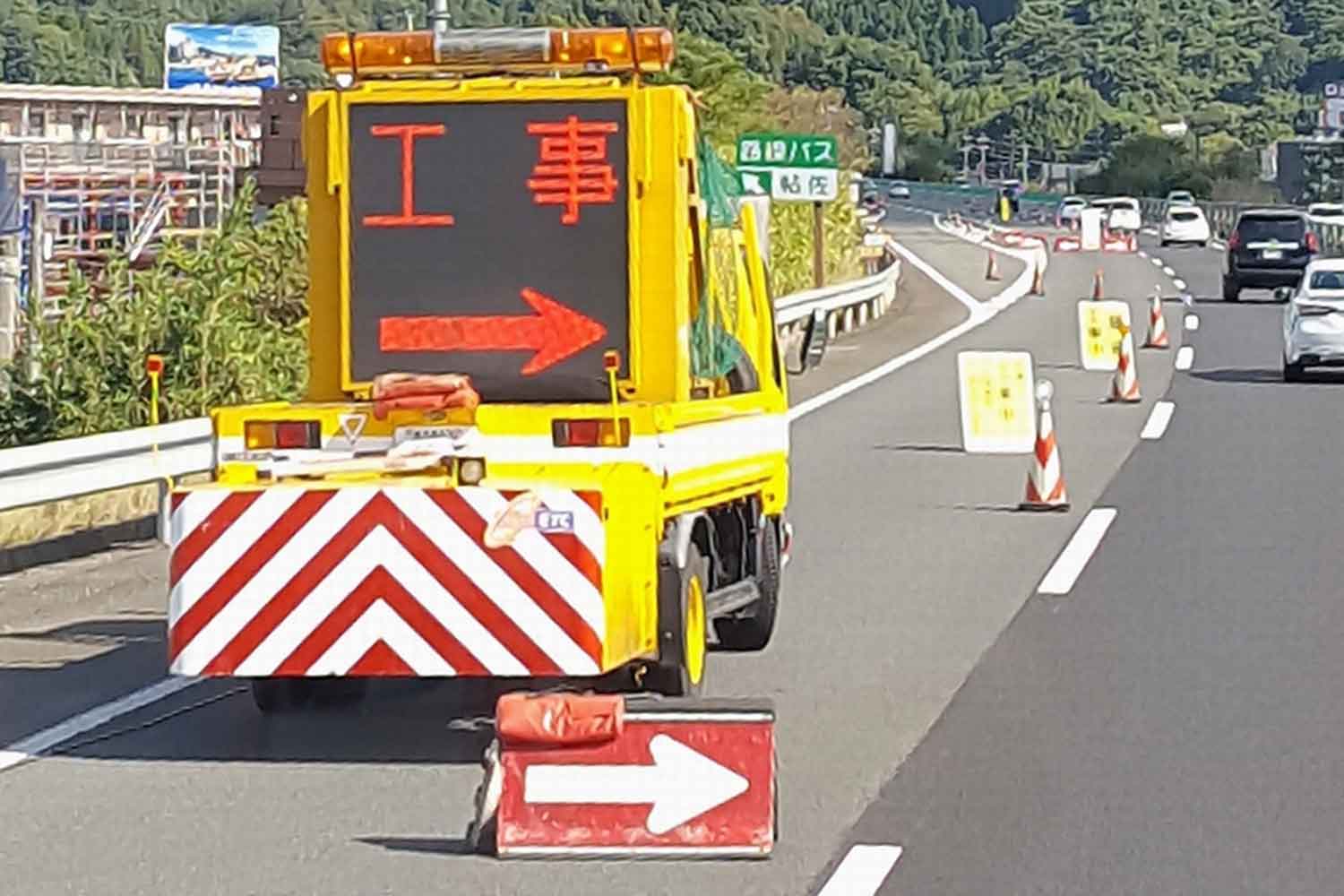 駐車時は「ハンドル真っ直ぐ」が基本じゃないの？　高速でパトカーや作業車両がハンドルを切ったまま路肩に停めるワケ