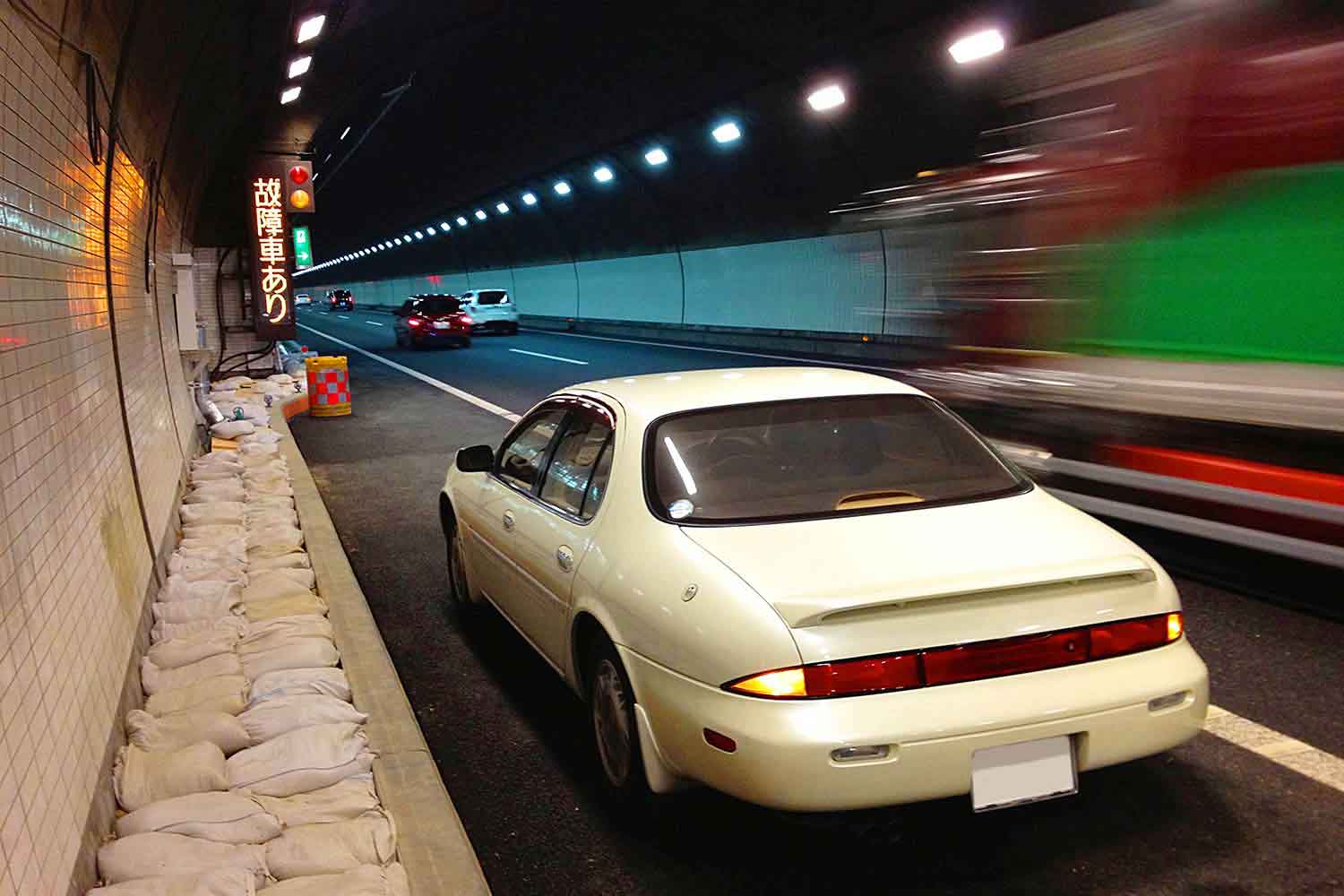 間違えると１度助かった命を落とす可能性も！　高速道路の事故で「やってはいけない」行為と正しい後処理とは