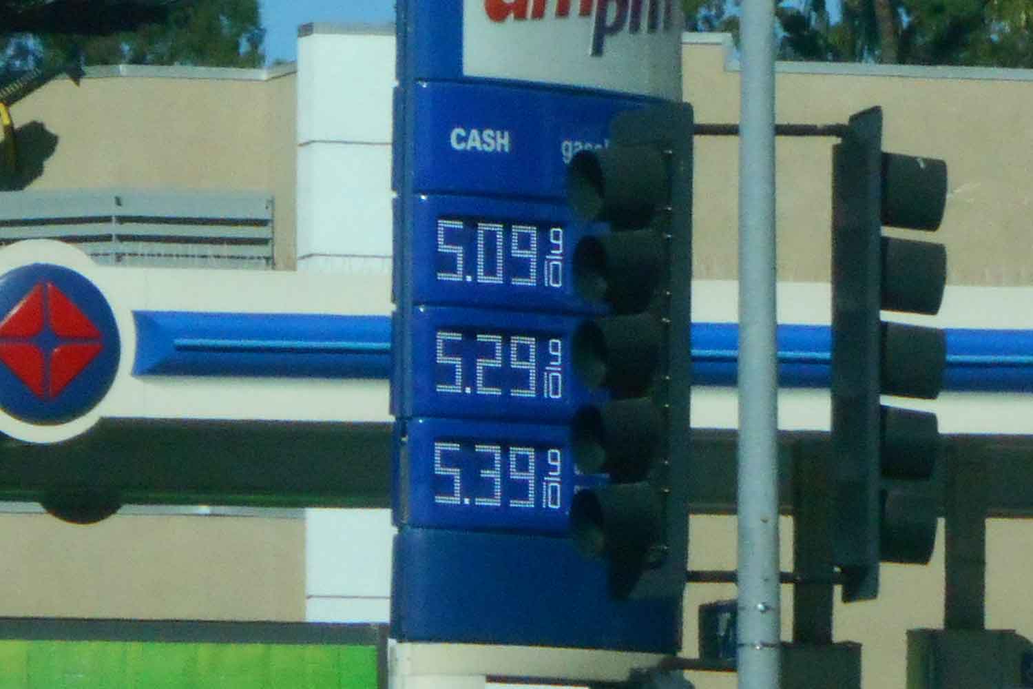 世界的なガソリン価格の高騰はBEV派の陰謀？　BEVはエンジン車より女性にモテる!?　クルマ業界のEVにまつわる「都市伝説」