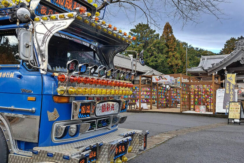 ド派手なデコトラ乗りはなんと串焼きのキッチンカー経営者！ バスに 