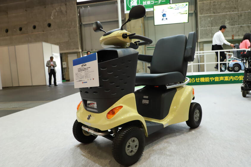 自転車や電動キックボードとは違って「歩行者」扱い！　乗る高齢者も周囲の人も覚えておくべき「電動シニアカー」のルール