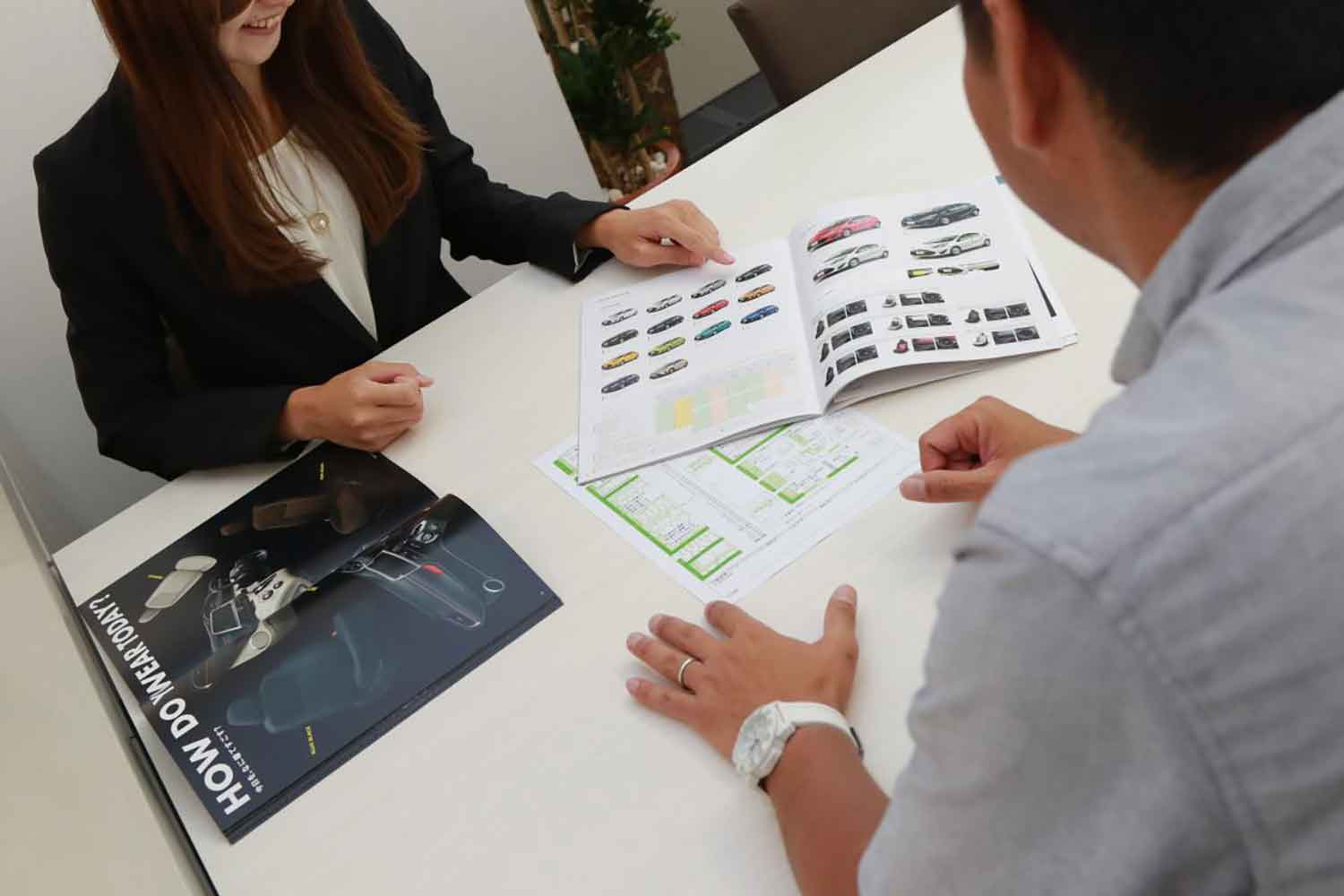 かつては電卓片手に華麗に見積もり作成がディーラーマンの見せ場！　対面商談すら煩わしく感じるイマドキの世の「新たな見せ場」とは