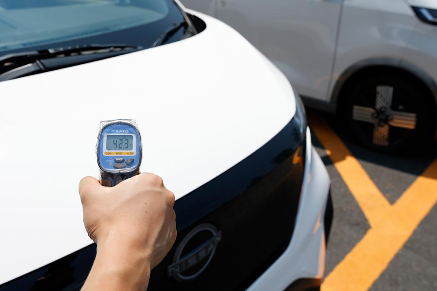 日産が共同開発した「炎天下でも車内が暑くなりにくい塗装」がスゴイ！　すでに同技術のボディカバーやシェードは販売されている