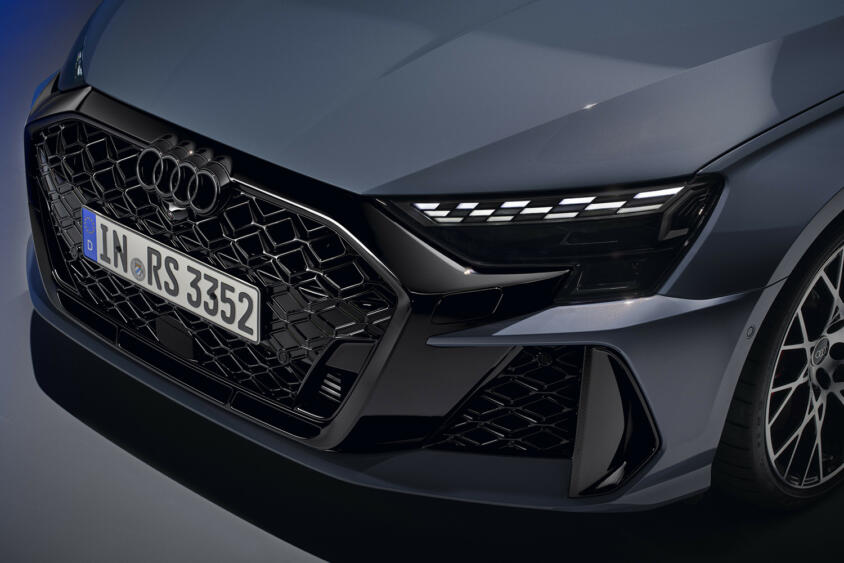 専用タイヤの採用や電子制御の改良で抜群のコーナリング性能を発揮! マイナーチェンジしたアウディRS3セダンとRS3スポーツバックが登場