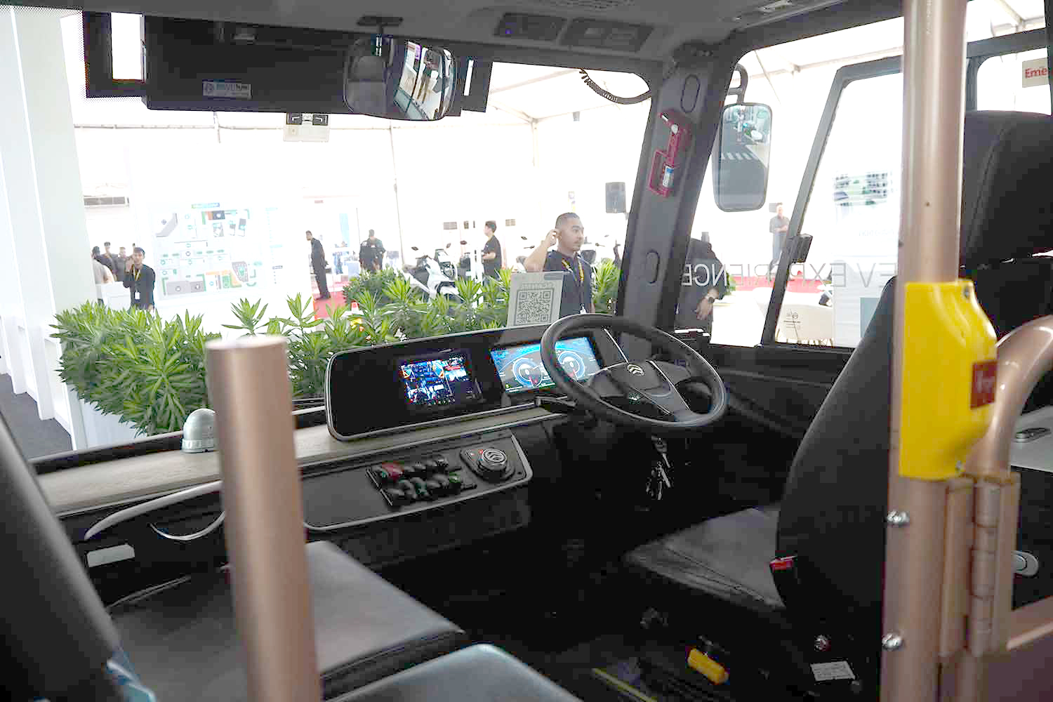 バスの運転席をガン見できる助手席最前列の「オタシート」！　インドネシアのそれはマニアが狂喜するレベルだった