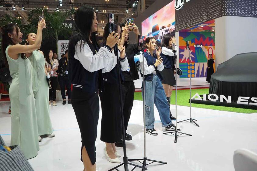 若い女性がオジサン御用達のセダンを真剣に紹介！　インドネシアで見かけたインフルエンサープロモーションの新鮮さ