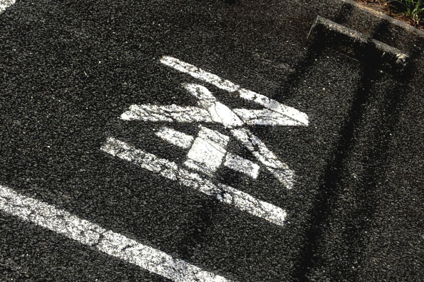 駐車場に書かれた「圣」の文字！ これって何のクルマを停める場所？（WEB CARTOP）｜dメニューニュース（NTTドコモ）