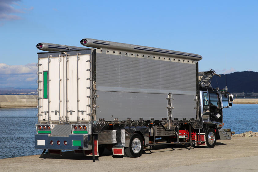 ド派手な飾りも箱絵もないけど「デコトラ」！ 令和のトラック野郎たち