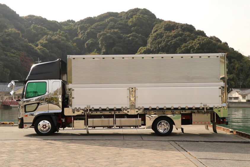 まるでスーパーカーの爆音モード！ いまどきのデコトラ乗りは「高速は