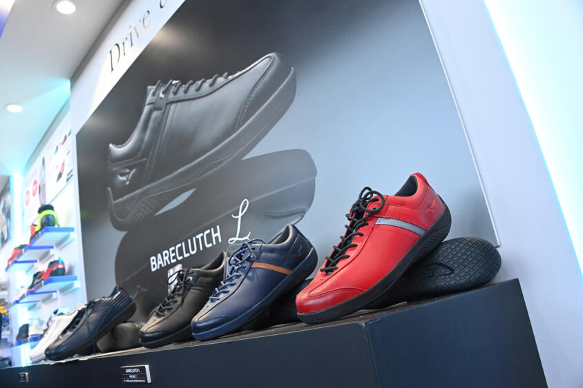 話題のドライビングシューズをその場で試してその場で買えるだと!? ベアクラッチシリーズを試し履きできるミズノブースは必見【東京オートサロン2025】