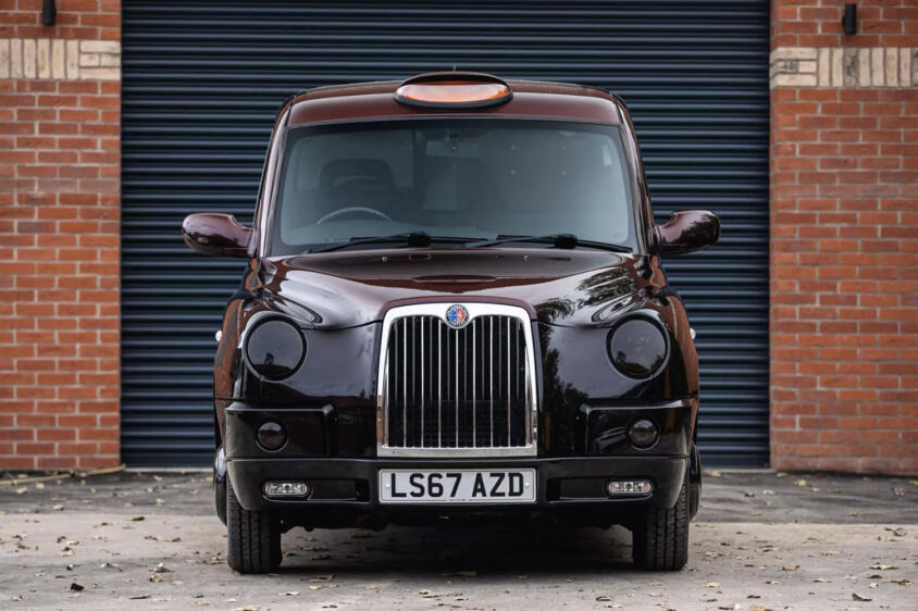 タクシー車両が2200万円もするだと!? 中身を見れば納得の「プラネタリウム」「シャンパングラス置き場」まで付いた超豪華仕様だった