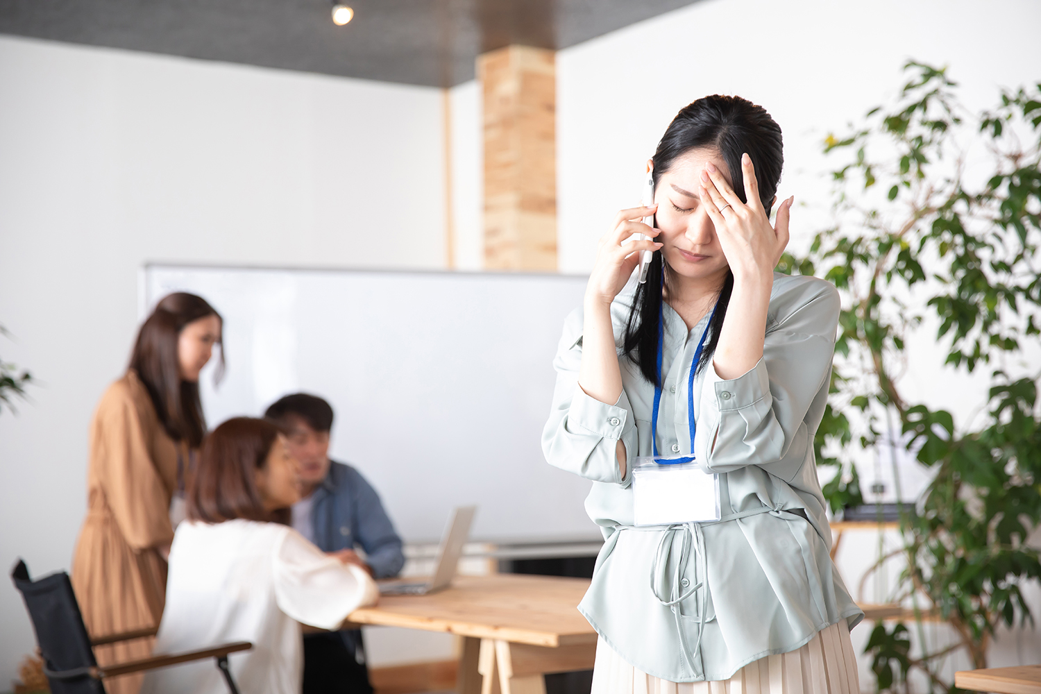 営業電話の対応をする女性